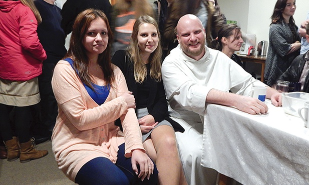 ▲	Zapraszani przez duszpasterstwo goście przyciągają młodych.