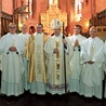 ▲	Prezbiterzy są współpracownikami biskupów i uczestniczą  w ich posłannictwie.