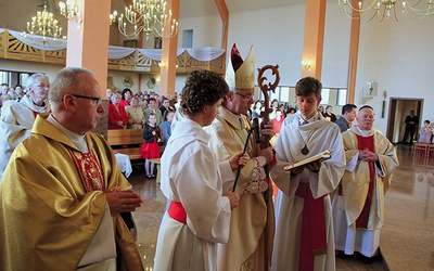 W uroczystości uczestniczyli licznie zgromadzeni wierni i kapłani z dekanatu brzeskiego.