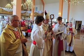 W uroczystości uczestniczyli licznie zgromadzeni wierni i kapłani z dekanatu brzeskiego.