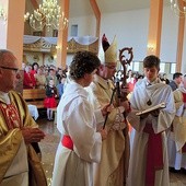 W uroczystości uczestniczyli licznie zgromadzeni wierni i kapłani z dekanatu brzeskiego.