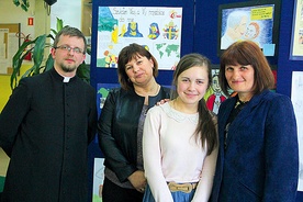 Ania podkreśla bardzo duże wsparcie rodziny, szkoły i parafii. Na zdjęciu z mamą, panią wicedyrektor i katechetą.