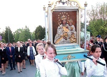 Kilka dni przed dedykacją do nowego kościoła przeniesiono obraz Matki Bożej Radosnej.