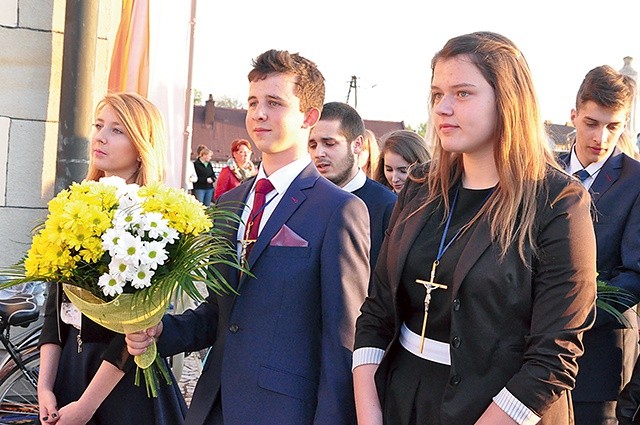 Odświętne powitanie znaków ŚDM w Borzęcinie.