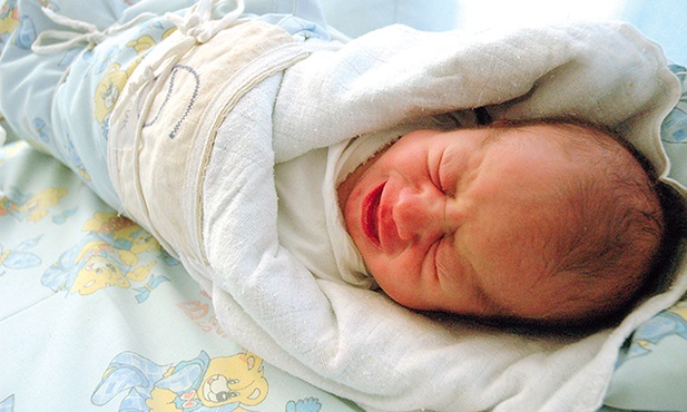 W Polsce każde niechciane dziecko może być szybko oddane do adopcji.