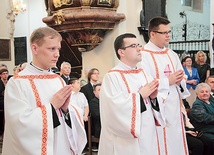 Nowi diakoni. Od lewej: Mateusz Adamski, Szymon Smółka i Rafał Woronowski.