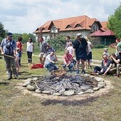 Wśród wielu atrakcji nie zabrakło też ogniska z kiełbaskami.