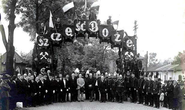 Brama tryumfalna w formie łuku ze sprzężonych wagoników kopalnianych, wystawiona przez pracowników kopalni "Bielszowice" 12 czerwca 1927 roku na cześć biskupa katowickiego Arkadiusza Lisieckiego