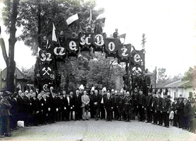 Brama tryumfalna w formie łuku ze sprzężonych wagoników kopalnianych, wystawiona przez pracowników kopalni "Bielszowice" 12 czerwca 1927 roku na cześć biskupa katowickiego Arkadiusza Lisieckiego