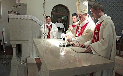 W czasie uroczystości poświęcono nowy kamienny ołtarz.  Złożono w nim relikwie świętych Maksyma  i Lucyny.  Ołtarz jest wotum  parafii na 100-lecie istnienia.