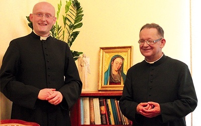 Ks. Aleksander Radecki (z prawej) i ks. Piotr Rozpędowski obok kopii obrazu Matki Bożej Cierpliwie Słuchającej z Rokitna.
