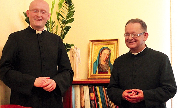 Ks. Aleksander Radecki (z prawej) i ks. Piotr Rozpędowski obok kopii obrazu Matki Bożej Cierpliwie Słuchającej z Rokitna.