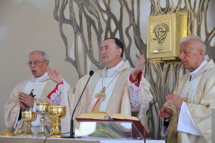 Poświęcenie kaplicy cmentarnej w Radomyślu