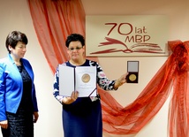 Dryrektor Jadwiga Kusior z medalem przyznanym dąbrowskiej bibliotece