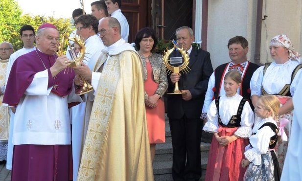 Bp senior Tadeusz Rakoczy, ks. proboszcz Andrzej Filapek i parafianie z Brennej-Leśnicy razem powitali znaki miłosierdzia