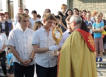 O. Zygmunt Moćko OFM przekazuje delegacji młodych relikwie św. Jana Pawła II