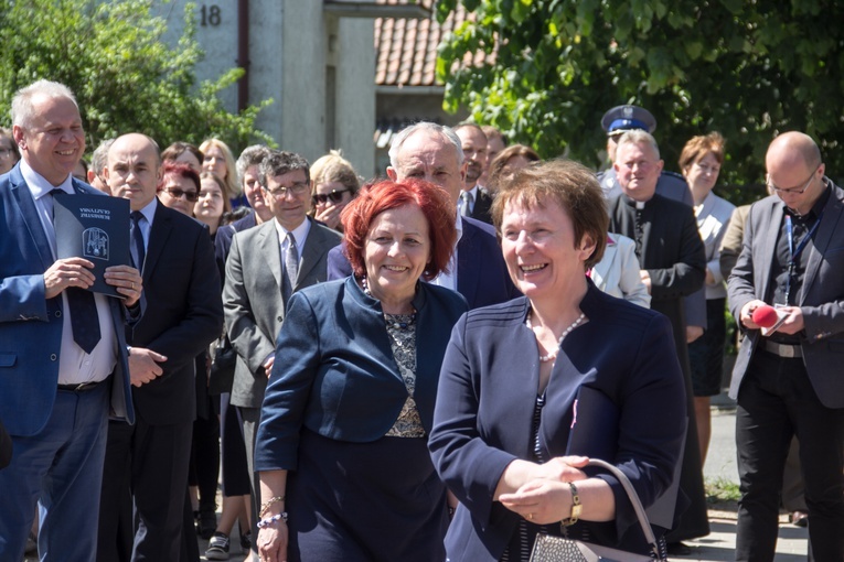 Poświęcenie sztandaru w gimnazjum w Olsztynku