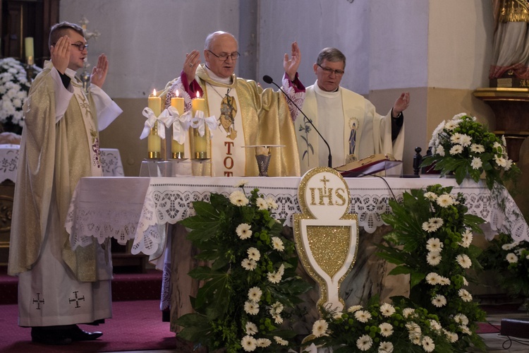 Poświęcenie sztandaru w gimnazjum w Olsztynku