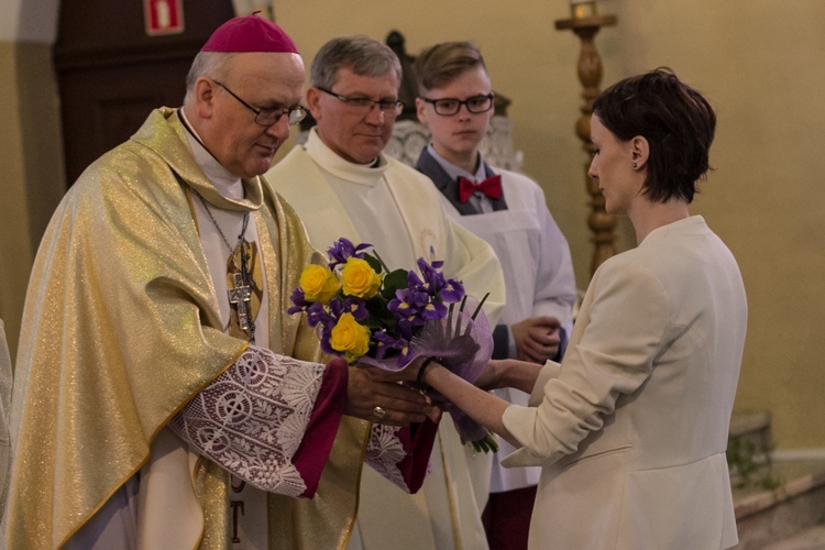 Poświęcenie sztandaru w gimnazjum w Olsztynku