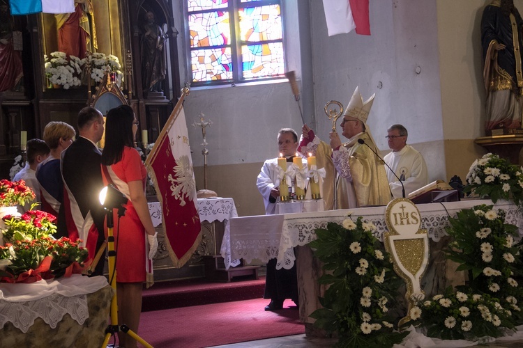 Poświęcenie sztandaru w gimnazjum w Olsztynku