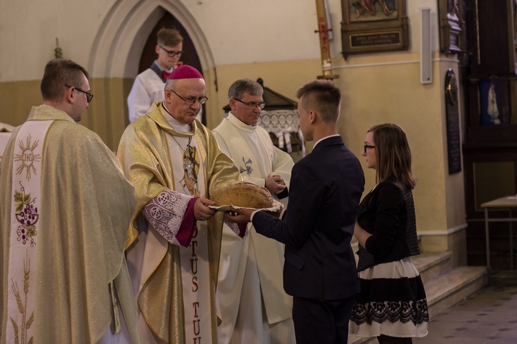 Poświęcenie sztandaru w gimnazjum w Olsztynku