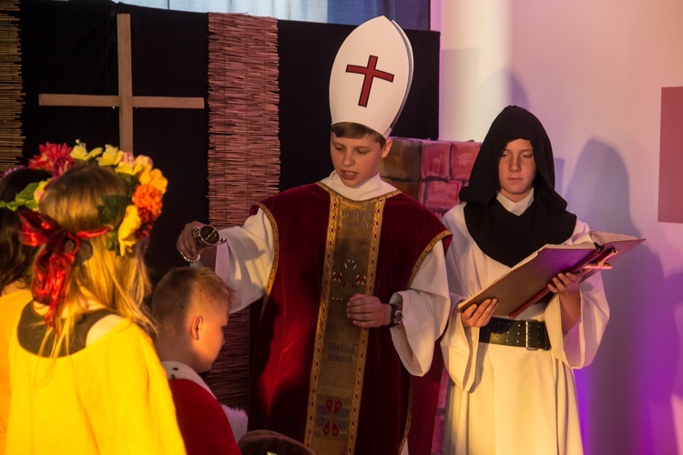 Poświęcenie sztandaru w gimnazjum w Olsztynku