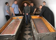 Otwarto sarkofagi królewskie na Wawelu
