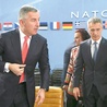 Premier Czarnogóry Milo Djukanović i sekretarz generalny NATO Jens Stoltenberg.