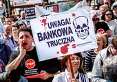 Kwiecień 2016 r. Demonstracja frankowiczów, domagających się ustawowego rozwiązania ich problemów ze spłatą zaciągniętych kredytów przed siedzibą Komisji Nadzoru Finansowego.