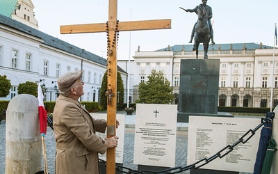 Stanisław Krzyżek od ponad 6 lat każdego dnia wieczorem przywozi przed Pałac Prezydencki krzyż, przy którym grupa ludzi modli się za tych, którzy zginęli w katastrofie smoleńskiej.