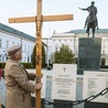 Stanisław Krzyżek od ponad 6 lat każdego dnia wieczorem przywozi przed Pałac Prezydencki krzyż, przy którym grupa ludzi modli się za tych, którzy zginęli w katastrofie smoleńskiej.