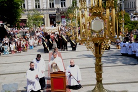 Udział w procesji jest wyznaniem wiary w realną obecność Pana Jezusa w Najświętszym Sakramencie