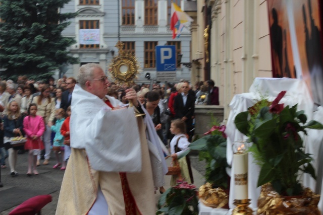 Procesja Bożego Ciała w parafii św. Marii Magdaleny w Cieszynie