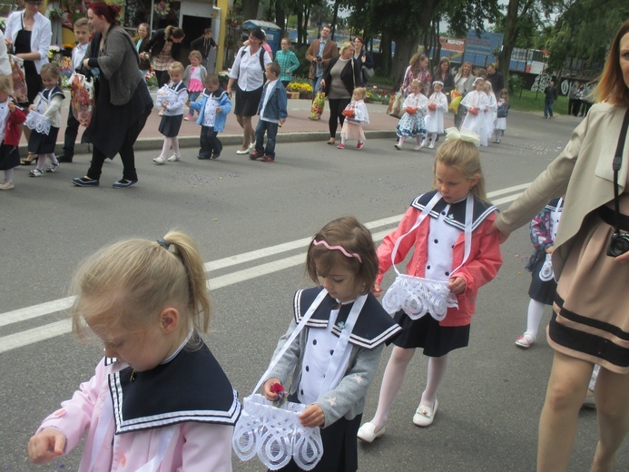 Asysta przedszkolaków w procesji Bożego Ciała