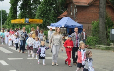 Asysta przedszkolaków w procesji Bożego Ciała