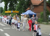 Asysta przedszkolaków w procesji Bożego Ciała