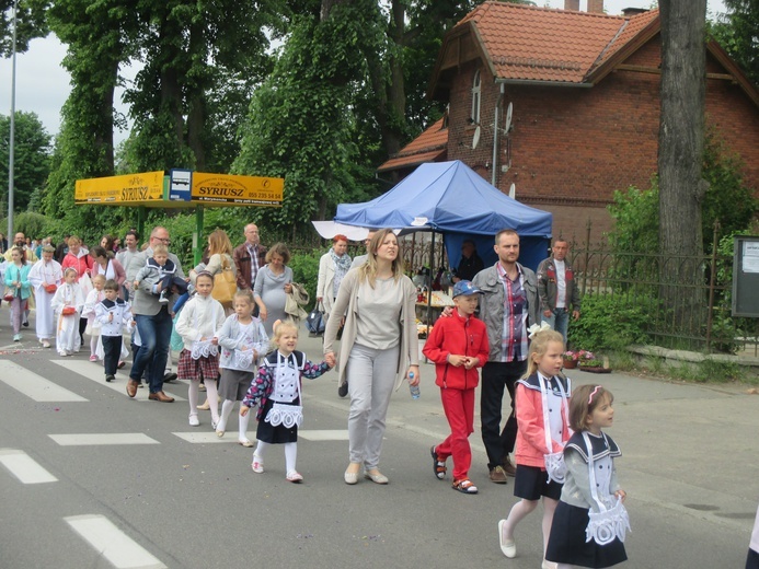 Asysta przedszkolaków w procesji Bożego Ciała