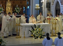Pierwsze przeistoczenie podczas pierwszej Mszy św. złączonej z liturgią święceń kapłańskich