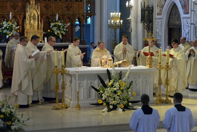 Pierwsze przeistoczenie podczas pierwszej Mszy św. złączonej z liturgią święceń kapłańskich