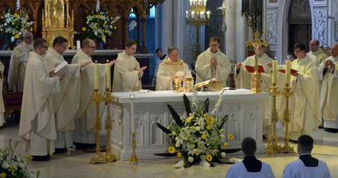 Pierwsze przeistoczenie podczas pierwszej Mszy św. złączonej z liturgią święceń kapłańskich