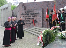 Prymas Polski Wojciech Polak i abp Wiktor Skworc pod pomnikiem górników zastrzelonych w KWK "Wujek"