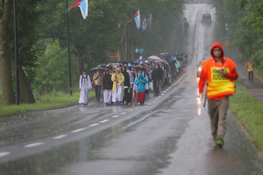 Pielgrzymka mężczyzn do MB Piekarskiej - cz. 1