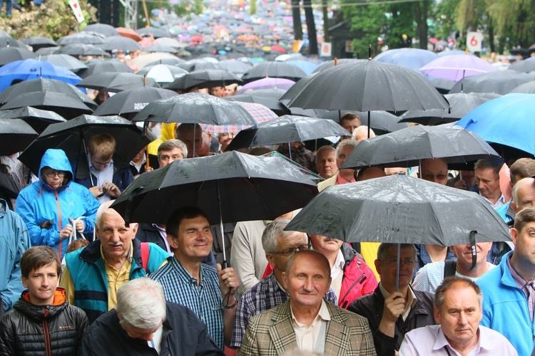 Pielgrzymka mężczyzn do MB Piekarskiej - cz. 2