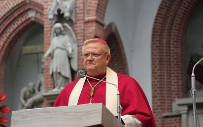 Bp Jean-Louis Balsa podczas nabożeństwa majowego