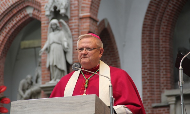 Bp Jean-Louis Balsa podczas nabożeństwa majowego