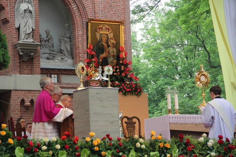 Nabożeństwo majowe na pielgrzymce w Piekarach Śląskich