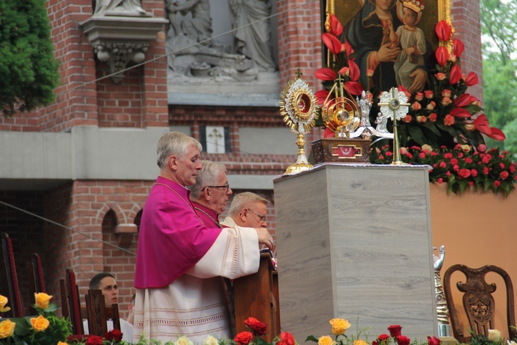 Nabożeństwo majowe na pielgrzymce w Piekarach Śląskich