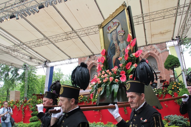 Nabożeństwo majowe na pielgrzymce w Piekarach Śląskich