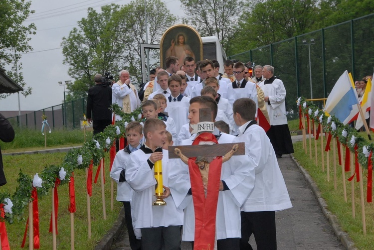 Procesja do kościoła w Kowalowej