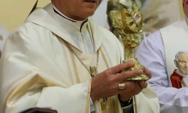 Abp Mieczysław Mokrzycki z relikwiami św. Jana Pawła II